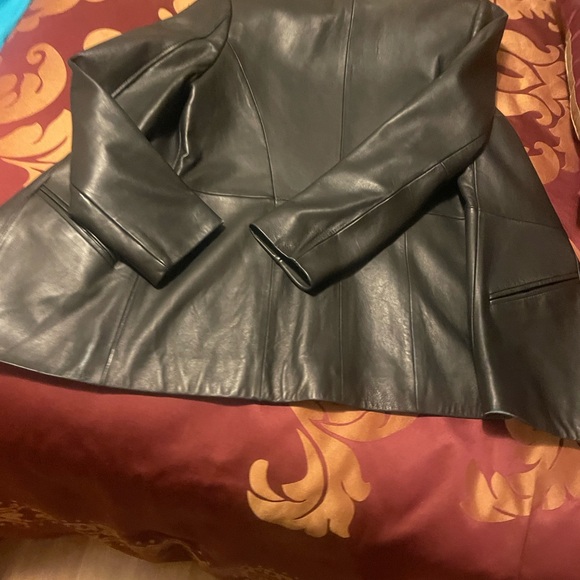 Women's Black lambskin leather Jacket - Picture 9 of 17